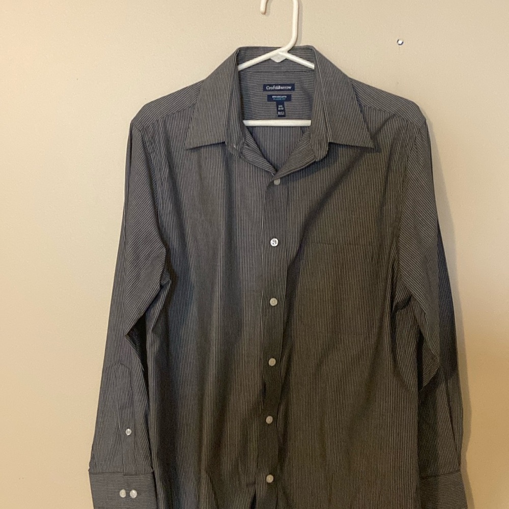 Men’s Croft&Barrow dress shirt! Grey and White size 32/33